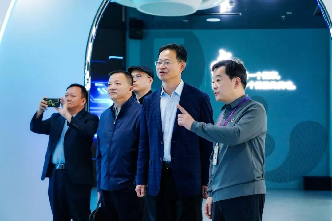2024120602 国家广电总局发展研究中心一行赴南宫NG·28(中国)相信品牌力量励丰文化调研指导